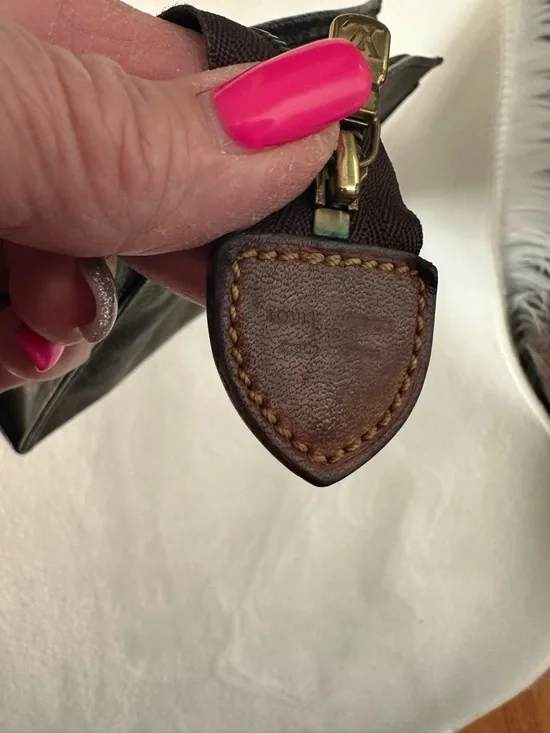 EUC Louis Vuitton Brown Monogram Canvas Toiletry 19 w/ cert of authenticity - Picture 6 of 16